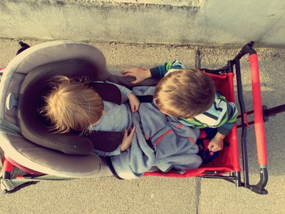 Zwei Kinder im Leiterwagen von oben